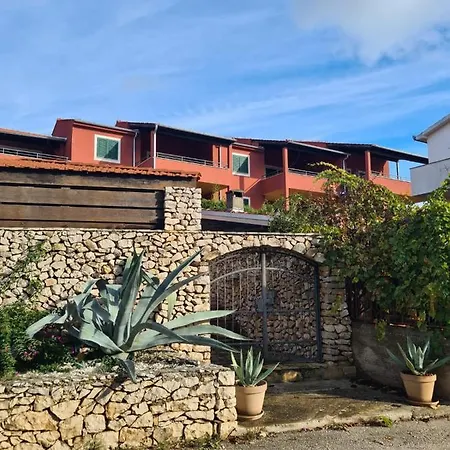 Red House With Swimming Pool Vinišće