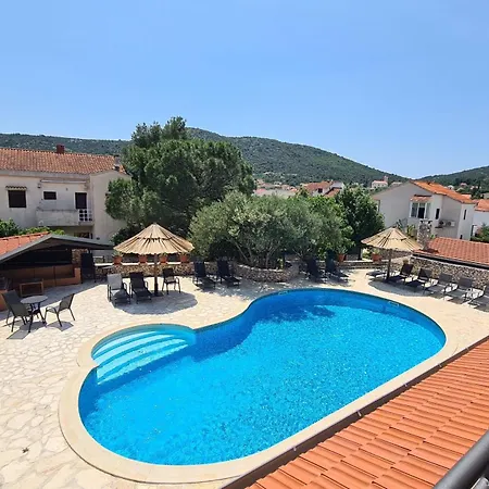 Red House With Swimming Pool Διαμέρισμα *