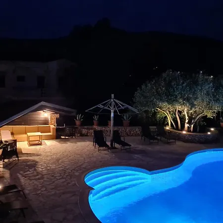 Red House With Swimming Pool * Vinišće