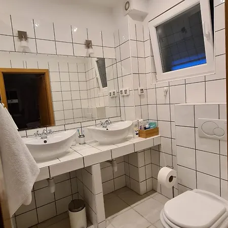 Red House With Swimming Pool Appartamento