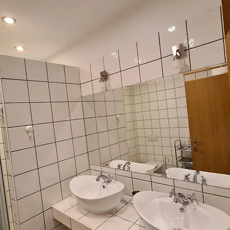 Red House With Swimming Pool Appartamento