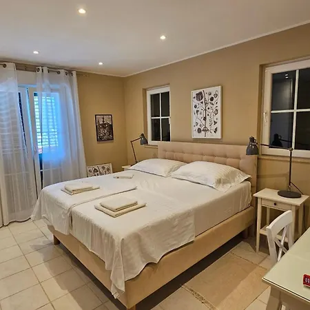 Red House With Swimming Pool Appartamento